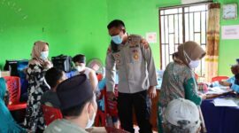 Buka Gerai Vaksinasi di Kantor Lurah, Polres Tanjab Barat Vaksinasi 276 Warga, Jumat (28/1/22). FOTO : Bas/Hms RES TJB