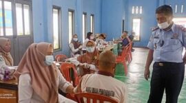 Sugiharto Bc. IP, S. Sos Kalapas Kelas IIB Kuala Tungkal meninjau langsung pelaksanaan Vaksinasi Booster, Kamis (24/2/22). FOTO : Lintastungkal