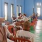 Sugiharto Bc. IP, S. Sos Kalapas Kelas IIB Kuala Tungkal meninjau langsung pelaksanaan Vaksinasi Booster, Kamis (24/2/22). FOTO : Lintastungkal