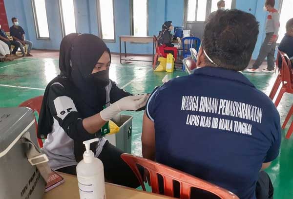 Pelaksanaan Vaksin Covid-19 Tahap II Bagi Warga Binaan Lapas Kelas IIB Kuala Tungkal, Sabtu (24/07/21). FOTO : IGLAPASKTL