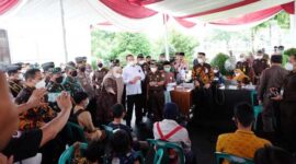 Jaksaan Agung RI Prof. ST. Burhanuddin, SH, MM Saat Mennyaksikan Vaksinasi Anak-Anak Usia 6-11 Tahun di halaman Kantor Kejari Muaro Jambi, Kamis (06/01/22). FOTO : Ist/Noval