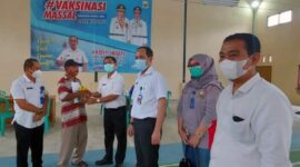 Dinkes Provinsi Jambi dan Dinkes Muaro Jambi Gelar Vaksinasi Boster di Tangkit, Rabu (27/4/22). FOTO : Noval