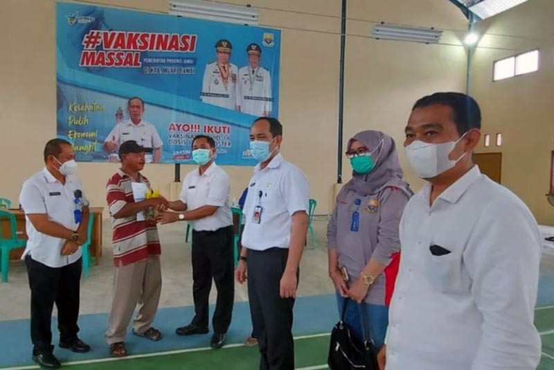 Dinkes Provinsi Jambi dan Dinkes Muaro Jambi Gelar Vaksinasi Boster di Tangkit, Rabu (27/4/22). FOTO : Noval