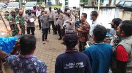 Kapolsek Jaluko  IPTU Irwan, SH Memimpin Vaksinasi Door to Door ke rumah-rumah Warga di Desa Pematang Jering, Kecamatan Jaluko, Kabupaten Muaro Jambi, Kamis (16/12/21). FOTO : Noval/PolSekJaluko