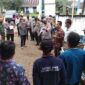 Kapolsek Jaluko  IPTU Irwan, SH Memimpin Vaksinasi Door to Door ke rumah-rumah Warga di Desa Pematang Jering, Kecamatan Jaluko, Kabupaten Muaro Jambi, Kamis (16/12/21). FOTO : Noval/PolSekJaluko