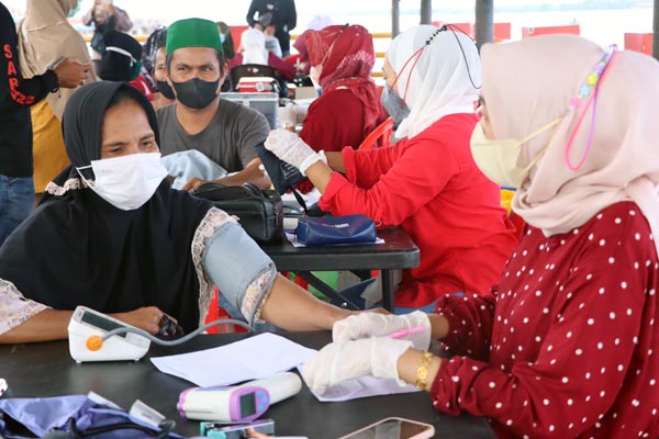 Kegiatan di Gerai Vaksinasi di Titian Orang Kayo Mustiko Rajo Alam atau yang dikenal dengan WFC dalam Kota Kuala Tungkal, Tanjab Barat, Minggu (28/11/21). FOTO : HMS PTJB