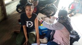 Sinergi TNI-Polri, Pemdes Senaung dan Penyingat Olak Datangi Warga Belum Vaksinasi, Sabtu (18/12/21). FOTO : Noval