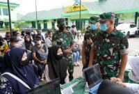 Korem 042/Gapu bersama Rumah Sakit Tk. III Dr. Bratanata dan Denkesyah 02.04.02 Jambi Saat  Melaksanakan Vaksinasi Booster bagi Prajurit, PNS, KBT dan Masyarakat umum, Jumat (18/2/22). FOTO : Penrem