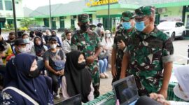 Korem 042/Gapu bersama Rumah Sakit Tk. III Dr. Bratanata dan Denkesyah 02.04.02 Jambi Saat  Melaksanakan Vaksinasi Booster bagi Prajurit, PNS, KBT dan Masyarakat umum, Jumat (18/2/22). FOTO : Penrem