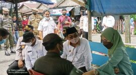 Bupati H Anwar Sadat bersama Wabup Hairan serta Unsur Forkopimda Tinjau Pelaksanaan Vaksinasi Lansia, di Tungkal Harapan, Rabu (29/12/21). Foto : Abas