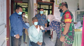 Kepala Desa Talang Duku bersama Kasubsektor Taman Rajo menggelar Vaksinasi Dosis 1 dan dosis 2 di Jalan lintas Industri Desa Talang Duku, Kecamatan Taman Rajo, Selasa (18/02/22). FOTO : Noval