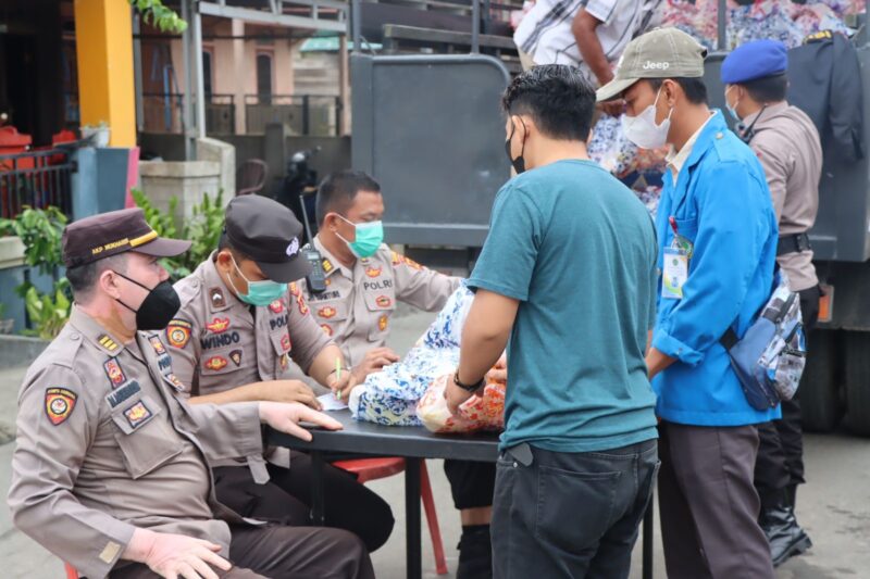 Polres Tanjabbar Saat Gelar Vaksinasi Massal Untuk Para Nelayan di Kelurahan Kampung Nelayan, Jumat (10/12/21). FOTO : Dhea.