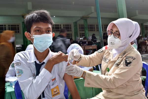 Pelajar Kota Jambi Antusias Ikuti Serbuan Vaksinasi Massal di Balai Prajurit Korem 042 Gapu, Senin (06/9/21) FOTO : PENREM