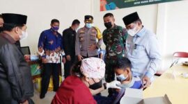 FOTO Saat Bupati Tanjabbar H. Anwar Sadat Tinjau Serbuan Vaksinasi TNI Kodim 0419/Tanjab  di Desa Pamatang Lumut, Kecamatan Betara, Sabtu (13/9/21).