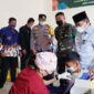 FOTO Saat Bupati Tanjabbar H. Anwar Sadat Tinjau Serbuan Vaksinasi TNI Kodim 0419/Tanjab  di Desa Pamatang Lumut, Kecamatan Betara, Sabtu (13/9/21).