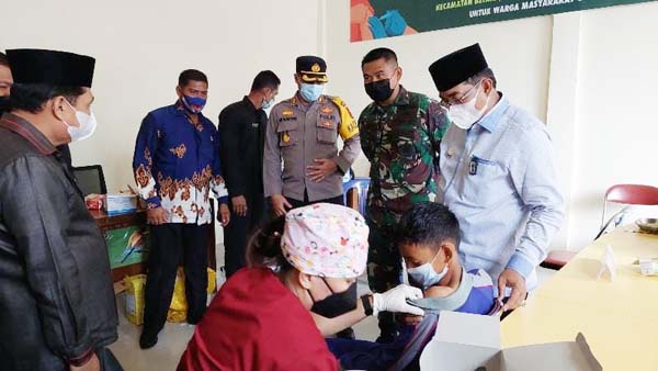 FOTO Saat Bupati Tanjabbar H. Anwar Sadat Tinjau Serbuan Vaksinasi TNI Kodim 0419/Tanjab  di Desa Pamatang Lumut, Kecamatan Betara, Sabtu (13/9/21).