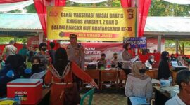 Polres Muaro Jambi menggelar kegiatan Bhakti Kesehatan Sunatan Massal, Vaksinasi dan Pengobatan Gratis di SMA Negeri 6 Desa Mudung Darat, Kecamatan Maro Sebo, Kabupaten Muaro Jambi, Jumat (17/6/22). FOTO : Noval