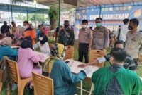 Polres Muaro Jambi kembali Gelar Vaksinasi Massal di SD N 43/IX Pemetung, Desa Sumber Jaya, Kecamatan Kumpe Ulu, Selasa (19/10/20). FOTO : HUMASRES