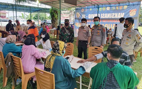 Polres Muaro Jambi kembali Gelar Vaksinasi Massal di SD N 43/IX Pemetung, Desa Sumber Jaya, Kecamatan Kumpe Ulu, Selasa (19/10/20). FOTO : HUMASRES