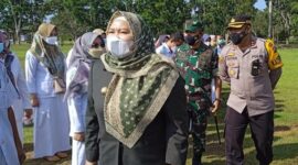 Bupati Muaro Jambi Hj. Masnah Busro Canagkan Vaksinasi Serbu Desa di Lapangan Perkantoran Bukit Cinto Kenang, Kamis (13/1/22). FOTO : Noval