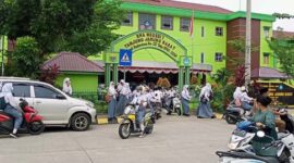 Siswa/Siswi SMA Negeri 1 Tanjung Jabung Barat tetap Disiplin menggunakan Masker usai mengikuti PTM, Senin (13/12/21). FOTO : Bas