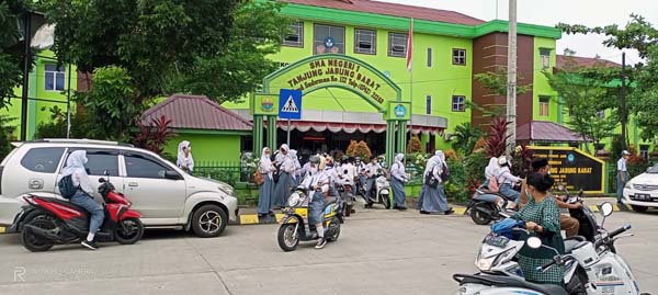 Siswa/Siswi SMA Negeri 1 Tanjung Jabung Barat tetap Disiplin menggunakan Masker usai mengikuti PTM, Senin (13/12/21). FOTO : Bas