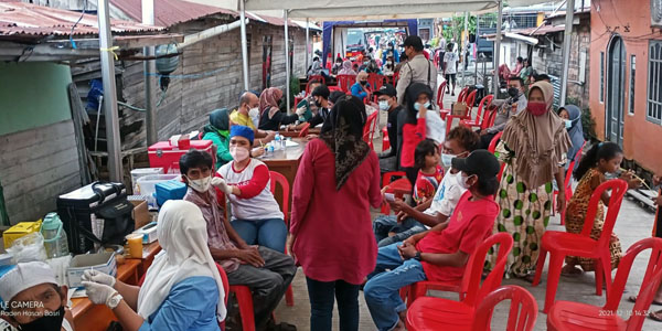 Pelaksanaan Vaksinasi presisi di Kelurahan Kampung Nelayan, Tanjab Barat, Jambi, Jum'at (10/12/21). FOTO : Bas