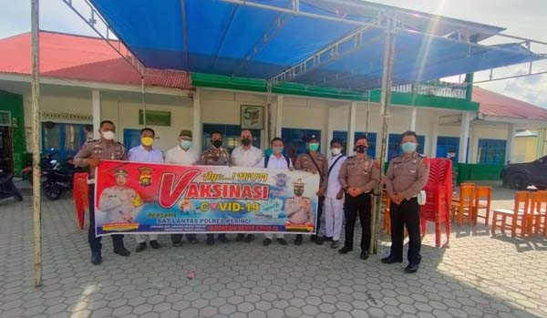 Tim Vaksinator Tanjab Barat saat melaksanakan giat vaksinasi di Kabupaten Kerinci, Jambi Senin (3/1/22).