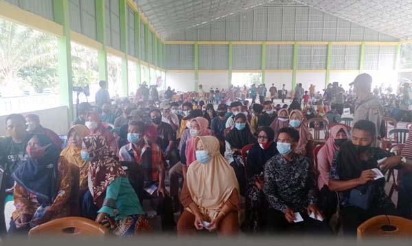 Pelaksanaan Vaksinasi yang telah dilaksanakan Sinergitas Polsek Betara, Forkopincam dan Puskesmas Kecamatan Betara, Tanjab Barat. FOTO : BAS