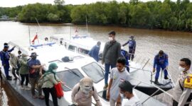 Kabag Ops KOMPOL Jan Manto Hasiholan Sianturi bersama Nakes dan Personel Polres Tanjab Barat lainnya tiba di Desa Sungai Dualap. FOTO : Res Tjb