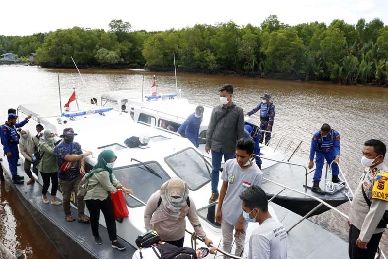 Kabag Ops KOMPOL Jan Manto Hasiholan Sianturi bersama Nakes dan Personel Polres Tanjab Barat lainnya tiba di Desa Sungai Dualap. FOTO : Res Tjb