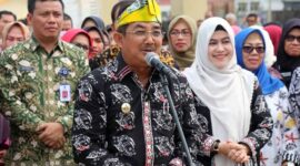 Bupati H Anwar Sadat didampingi Ketua Dekranasda Tanjung Jabung Barat Hj Fadhilah Sadat bersama ASN saat mengikuti Parade Pakaian Batik pemecahan rekor Muri secara Virtual dari Alun - Alun Kota Kuala Tungkal, Kamis (29/9/22). FOTO : Ist