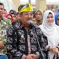 Bupati H Anwar Sadat didampingi Ketua Dekranasda Tanjung Jabung Barat Hj Fadhilah Sadat bersama ASN saat mengikuti Parade Pakaian Batik pemecahan rekor Muri secara Virtual dari Alun - Alun Kota Kuala Tungkal, Kamis (29/9/22). FOTO : Ist