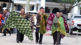 Kegiatan Parade Pakaian Batik di Tanjung Jabung Barat dalam rangka pemecahan Rekor MURI Parade Pakaian Batik Jambi oleh 10.000 ASN se Provinsi Jambi, Kamis (29/9/22). FOTO : Ist