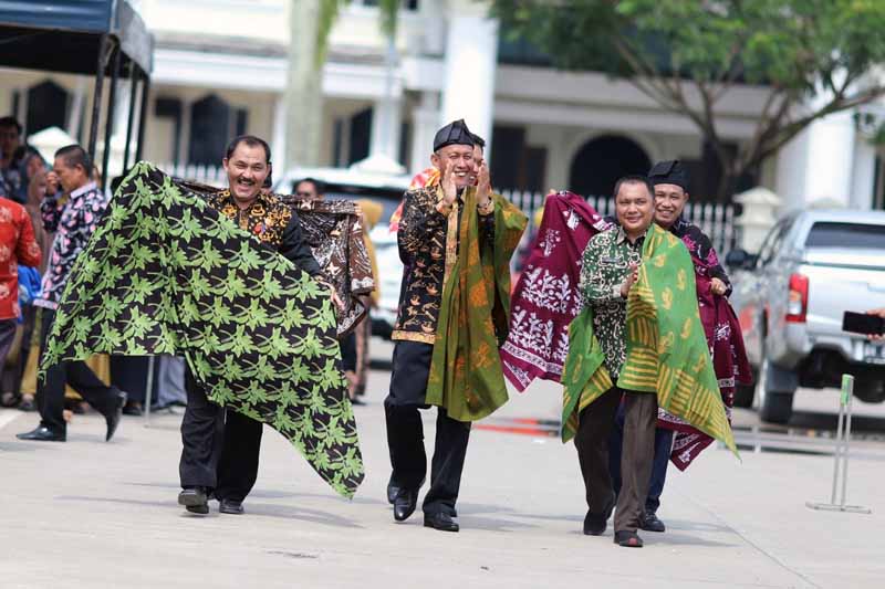 Kegiatan Parade Pakaian Batik di Tanjung Jabung Barat dalam rangka pemecahan Rekor MURI Parade Pakaian Batik Jambi oleh 10.000 ASN se Provinsi Jambi, Kamis (29/9/22). FOTO : Ist
