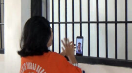 FOTO : Salah Satu Tahanan Perempuan Polres Tanjabbar Saat Video Call Dengan Keluarga, Kamis (02/04/20).