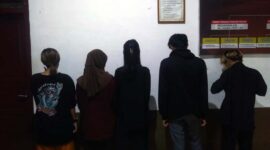 Kelima Remaja Terduga melakukan Asusila saat diamankan di Mako Satpol PP Tanjab Barat, Rabu Sore (13/9/23). FOTO : LT 