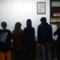 Kelima Remaja Terduga melakukan Asusila saat diamankan di Mako Satpol PP Tanjab Barat, Rabu Sore (13/9/23). FOTO : LT 