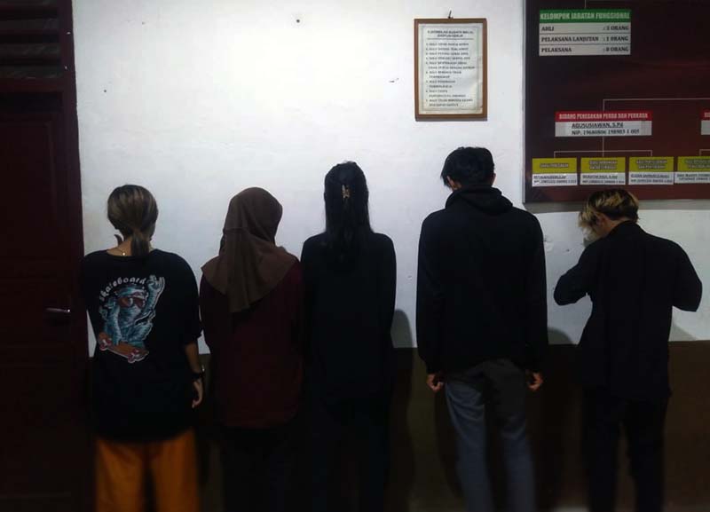 Kelima Remaja Terduga melakukan Asusila saat diamankan di Mako Satpol PP Tanjab Barat, Rabu Sore (13/9/23). FOTO : LT 