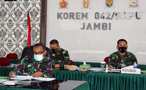 Danrem 042/Gapu, Brigjen TNI M. Zulkifli Mengikuti Rakornis TMMD Ke 112 TA 2021 secara virtual, Kamis( 26/08/21). FOTO : PENREM