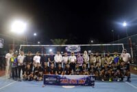 Bupati Tanjab Barat Anwar Sadat beserta jajaran Forkopimda, panitia Dinas PUPR, dan para atlet mengabadikan momen pada pembukaan Turnamen Bola Voli Antar-Klub 2026 di Lapangan Eks KPU, Senin (3/8). (FOTO : Dok. Prokopim TJB)