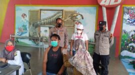 Kapolsek Jaluko IPTU Irwan, SH Saat Menyaksinkan Vaksinasi di Water Park Citra Raya City, Selasa (28/12/21). FOTO : Noval