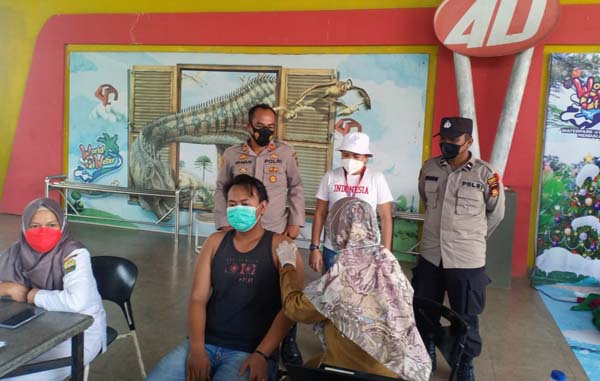 Kapolsek Jaluko IPTU Irwan, SH Saat Menyaksinkan Vaksinasi di Water Park Citra Raya City, Selasa (28/12/21). FOTO : Noval