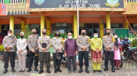 Wakapolda Jambi Brigjen Pol Yudawan R Memimpin Vaksinasi Anak usia 6 hingga 12 tahun di SDN 205 Simpang Rimbo Kota Jambi, Rabu (05/1/22). FOTO : Noval


