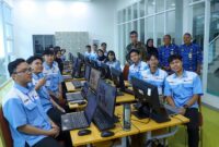 TINJAU PELATIHAN: Menteri Ketenagakerjaan, Yassierli (berdiri, batik cokelat), berfoto bersama para peserta Pelatihan Vokasi Nasional (PVN) Batch I Tahun 2026 di sela-sela peninjauan di BBPVP Bandung, Jawa Barat, Jumat (19/4/2026). Pelatihan ini difokuskan pada penguasaan teknologi digital dan desain berbasis komputer untuk memenuhi kebutuhan dunia industri. (Foto: Dok. Humas Kemnaker)