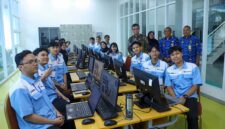 TINJAU PELATIHAN: Menteri Ketenagakerjaan, Yassierli (berdiri, batik cokelat), berfoto bersama para peserta Pelatihan Vokasi Nasional (PVN) Batch I Tahun 2026 di sela-sela peninjauan di BBPVP Bandung, Jawa Barat, Jumat (19/4/2026). Pelatihan ini difokuskan pada penguasaan teknologi digital dan desain berbasis komputer untuk memenuhi kebutuhan dunia industri. (Foto: Dok. Humas Kemnaker)