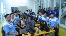 TINJAU PELATIHAN: Menteri Ketenagakerjaan, Yassierli (berdiri, batik cokelat), berfoto bersama para peserta Pelatihan Vokasi Nasional (PVN) Batch I Tahun 2026 di sela-sela peninjauan di BBPVP Bandung, Jawa Barat, Jumat (19/4/2026). Pelatihan ini difokuskan pada penguasaan teknologi digital dan desain berbasis komputer untuk memenuhi kebutuhan dunia industri. (Foto: Dok. Humas Kemnaker)