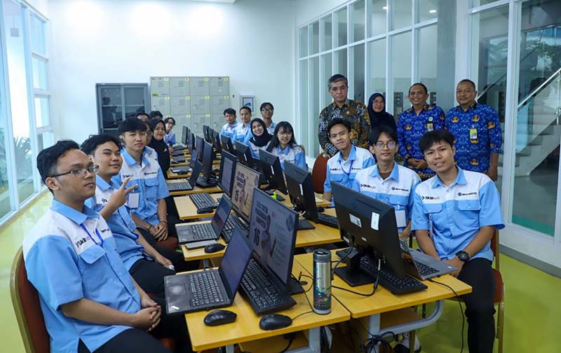 TINJAU PELATIHAN: Menteri Ketenagakerjaan, Yassierli (berdiri, batik cokelat), berfoto bersama para peserta Pelatihan Vokasi Nasional (PVN) Batch I Tahun 2026 di sela-sela peninjauan di BBPVP Bandung, Jawa Barat, Jumat (19/4/2026). Pelatihan ini difokuskan pada penguasaan teknologi digital dan desain berbasis komputer untuk memenuhi kebutuhan dunia industri. (Foto: Dok. Humas Kemnaker)