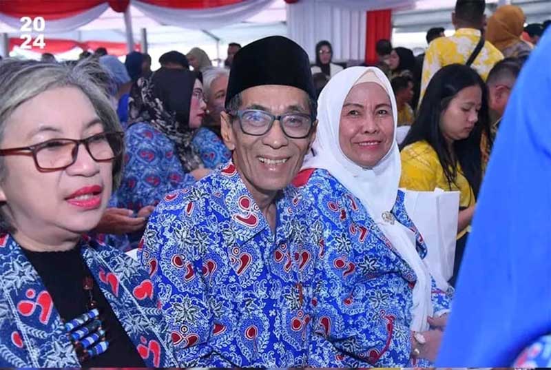 Wakil Bupati Batang Hari, H. Bakhtiar. SP Beserta Ibu Hj. Nuraini Zubir Saat Hadiri Acara Puncak HARGANAS Ke-31 Tahun 2024  di Lapangan Simpang Lima, Kota Semarang, Jawa Tengah, Sabtu (29/06/24). FOTO : Diskominfo