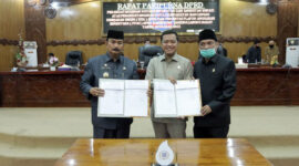 FOTO : Penandatanganan Berita Acara Persetujuan Bersama antara Kepala Daerah dan Pimpinan DPRD atas Raperda pertanggungjawaban APBD Tahun Anggaran 2019, Senin (03/08/20).
